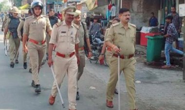 कोतवाली प्रभारी निरीक्षक जितेन्द्र प्रताप सिंह ने मय पुलिस बल के साथ किया फ्लैग मार्च, भीड़भाड़ वाले स्थानों, बाजारों व महत्वपूर्ण प्रतिष्ठानों के आस-पास सुरक्षा व्यवस्था का लिया जायजा