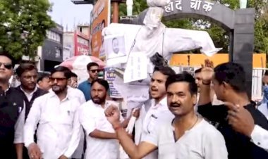 रायबरेली : स्वामी प्रसाद मौर्य का विवादित बयान, ब्राह्मणों पर की अपमानजनक टिप्पणी, अधिवक्ताओं  ने पुतला फूंका और विरोध प्रदर्शन किया