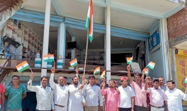 राष्ट्रीय अध्यक्ष अखिलेश यादव के आह्वाहन पर सपा कार्यकर्ताओं ने फहराया तिरंगा