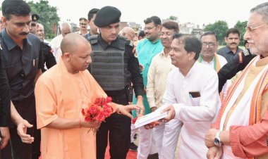 रायबरेली: सीएम योगी का प्रभात साहू महराजगंज चैयरमैन प्रतिनिधि व पूर्व जिला पंचायत सदस्य ने औपचारिक मुलाकात करते हुए भगवत गीता भेंट किया