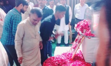 रायबरेली: सैफई पहुंचा मुलायम सिंह का पार्थिव शरीर, बछरावां विधायक श्याम सुन्दर भारतीय व सपा नेता फिरोज अहमद ने सैफई पहुंच कर दी श्रद्धांजलि
