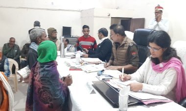 गुणवत्ता के आधार पर समयबद्ध तरीके से निस्तारण सुनिश्चित करें, शिकायतों के निस्तारण में देरी कतई बर्दाश्त नहीं की जाएगी: जिलाधिकारी  | तहसील महराजगंज में आयोजित सम्पूर्ण समाधान दिवस में पहुंचे डीएम-एसपी, सुनी समस्याएं