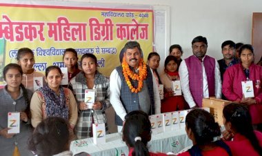 अंबेडकर महिला डिग्री कॉलेज की छात्राओं को स्मार्टफोन उपलब्ध कराए गए, संस्थापक प्रबंधक सुशील पासी ने कहा...