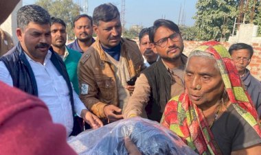 रायबरेली: कड़ाके की सर्दी से बचाव के लिय सांसद सोनिया गांधी द्वारा भेजे गए कंबलों का कांग्रेस पदाधिकारियों द्वारा किया गया वितरण