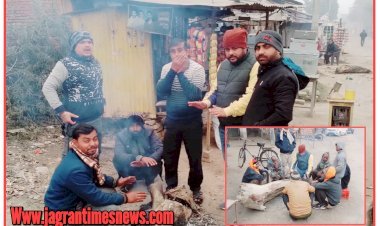 राहत: कड़ाके की ठण्ड में भोलू सिंह प्रतिनिधि क्षेत्र पंचायत सदस्य ने मऊ बाजार में जगह-जगह कराई अलाव की व्यवस्था
