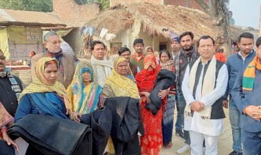 कड़ाके की ठण्ड में राजा राकेश प्रताप सिंह के नेतृत्व में प्रभात साहू ने कई सेंकड़ों की संख्या में किया कम्बलों का वितरण, कस्बावासियों को मिली राहत, घर-घर जाकर कम्बलों का वितरण जारी