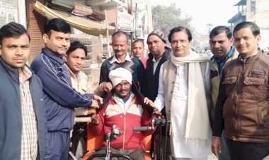 राहत: प्रभात साहू ने किया कम्बलों का वितरण, कम्बलों का वितरण लगातार जारी, कस्बावासियों में खुशी