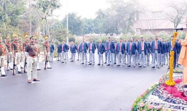 सीएम योगी ने 74वें गणतंत्र दिवस के अवसर पर लखनऊ स्थित अपने सरकारी आवास पर किया झंडारोहण