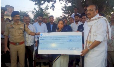 सड़क का निर्माण और शहीद स्मृति द्वार होगा निर्मित, शहीद पुलिस कांस्टेबल राघवेन्द्र सिंह की मां को 50 लाख रुपये की सहायता राशि दी गई