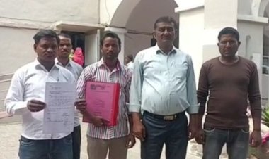 अमृत सरोवर सहित कई योजना चढ़ी भ्रष्टाचार की भेंट, कई महीने बाद नहीं पहुँची जांच टीम, डीएम कार्यालय पर ग्रामीणों का प्रदर्शन
