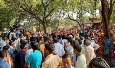 छात्र की हुई संदिग्ध परिस्थितियों में मौत, शव गांव पहुंचते ही आक्रोशित हुए ग्रामीण, पुलिस के समझाने बुझाने पर किया गया अंतिम संस्कार • सवालों के घेरे में छात्र की मौत, आखिरकार 13वर्षीय छात्र ने क्यों लगाई फांसी?