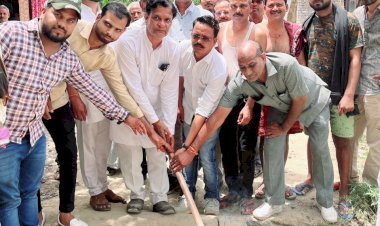 इंटरलॉकिंग का विधि-विधान के साथ चेयरमैन प्रतिनिधि प्रभात साहू ने किया उद्घाटन