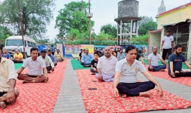 अंतरराष्ट्रीय योग दिवस के अवसर पर नगर पंचायत महराजगंज में पतंजलि के पदाधिकारियों ने कराया योगाभ्यास