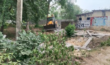 सुरक्षित भूमि पर चला बुलडोजर, हटाया गया अवैध अतिक्रमण