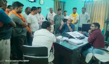 बिजली की समस्या ने बढ़ाई लोगों की परेशानी, पूर्व विधायक राम लाल अकेला पहुंचे अधिशाषी अभियन्ता कार्यालय  |  बिजली की समस्या को लेकर ग्रामीणों में नाराजगी