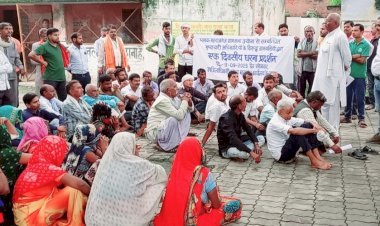 भारी बारिश में भीगते हुए ग्रामीणों ने किया धरना प्रदर्शन, एसडीएम को ज्ञापन सौंपा, ज्योना ग्राम पंचायत का मामला पकड़ रहा तूल