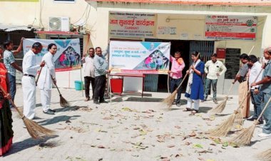 'स्वच्छता ही सेवा' अभियान: अधिशाषी अधिकारी अपर्णा मिश्रा व चेयरमैन प्रतिनिधि प्रभात साहू ने स्वच्छता का दिया संदेश, लगाई झाडू
