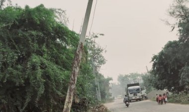 बीच से टूटा है बिजली का खंभा, दुर्घटना की आशंका, आक्रोश
