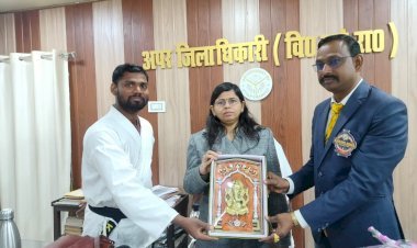 रायबरेली: अपर जिलाधिकारी वित्त एवं राजस्व ने कराटे खिलाड़ियों को किया सम्मानित
