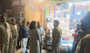 जिलाधिकारी ने पुलिस अधीक्षक के साथ पैदल मार्च कर व्यवस्था का लिया जायजा | जिलाधिकारी व पुलिस अधीक्षक ने दिया सख्त निर्देश