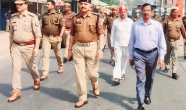 महराजगंज के अधिकारियों व पुलिस ने किया पैदल गश्त, परखी सुरक्षा व्यवस्था, चप्पे चप्पे पर रही नजर
