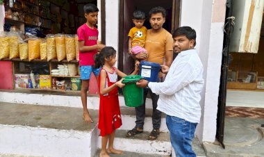 स्वच्छ भारत मिशन के तहत वार्ड में बांटी गई हर घर में दो-दो बाल्टी
