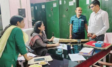 जिलाधिकारी ने कोषागार का किया निरीक्षण, पुलिसकर्मियों को अपनी ड्यूटी सतर्कतापूर्वक करने के दिये निर्देश
