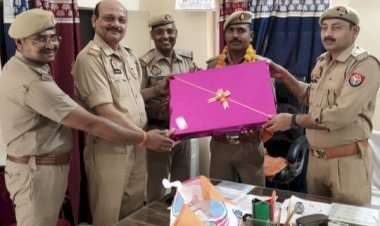 होमगार्ड अनुज कुमार सिंह को प्रशस्ति पत्र व उपहार देकर प्रभारी निरीक्षक ने सम्मानित किया
