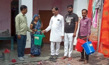 लगातार हो रहे विकास कार्यों से महराजगंज कस्बावासियों को मिल रही राहत, लगातार किया जा रहा डस्टबिन का वितरण