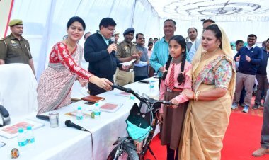 ग्राoपंo बहादुर नगर: डीएम ने ग्राम चौपाल लगाकर सुनी लोगों की समस्याएं  डीएम ने कम्पोजिट विद्यालय बहादुर नगर में एमडीएम शेड और स्मार्ट क्लास का किया उद्घाटन