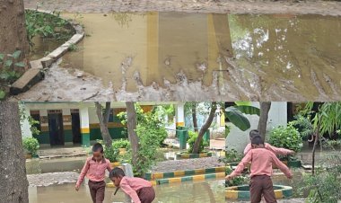 प्राथमिक विद्यालय परिसर बना तालाब, कीचड़ व पानी में होकर स्कूल पहुंचने को मजबूर नौनिहाल