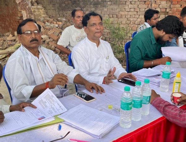 नगर पंचायत महराजगंज में कैंप लगाकर पीएम आवास के लिये आवेदन जमा किया गया