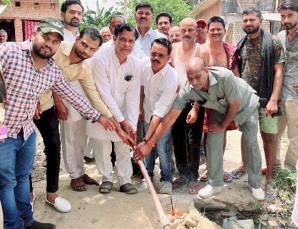 इंटरलॉकिंग का विधि-विधान के साथ चेयरमैन प्रतिनिधि प्रभात साहू ने किया उद्घाटन