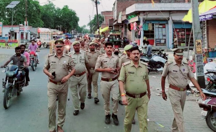 कोतवाली प्रभारी निरीक्षक जितेन्द्र प्रताप सिंह ने मय पुलिस बल के साथ कस्बा के प्रमुख चौराहों पर किया पैदल गश्त