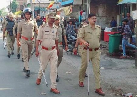 कोतवाली प्रभारी निरीक्षक जितेन्द्र प्रताप सिंह ने मय पुलिस बल के साथ किया फ्लैग मार्च, भीड़भाड़ वाले स्थानों, बाजारों व महत्वपूर्ण प्रतिष्ठानों के आस-पास सुरक्षा व्यवस्था का लिया जायजा