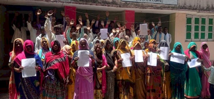 भ्रष्टाचार की दल दल में फंसे अचली ग्राम प्रधान, ग्रामीणों का हल्ला बोल, डीएम से शिकायत के बाद क्या होगी निष्पक्ष भ्रष्टाचार की जांच?