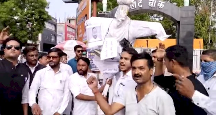 रायबरेली : स्वामी प्रसाद मौर्य का विवादित बयान, ब्राह्मणों पर की अपमानजनक टिप्पणी, अधिवक्ताओं ने पुतला फूंका और विरोध प्रदर्शन किया