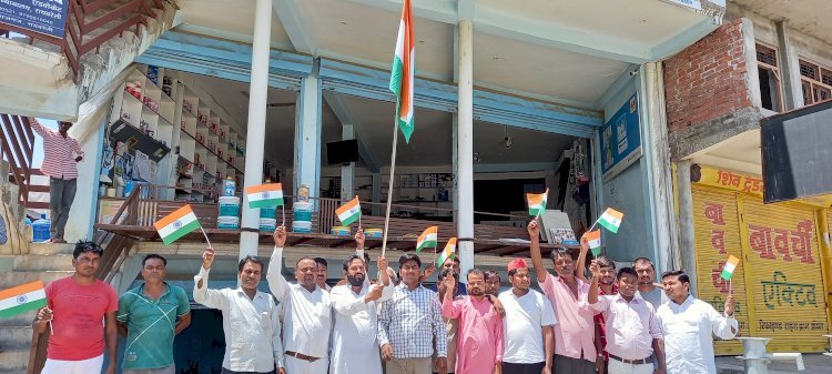 राष्ट्रीय अध्यक्ष अखिलेश यादव के आह्वाहन पर सपा कार्यकर्ताओं ने फहराया तिरंगा