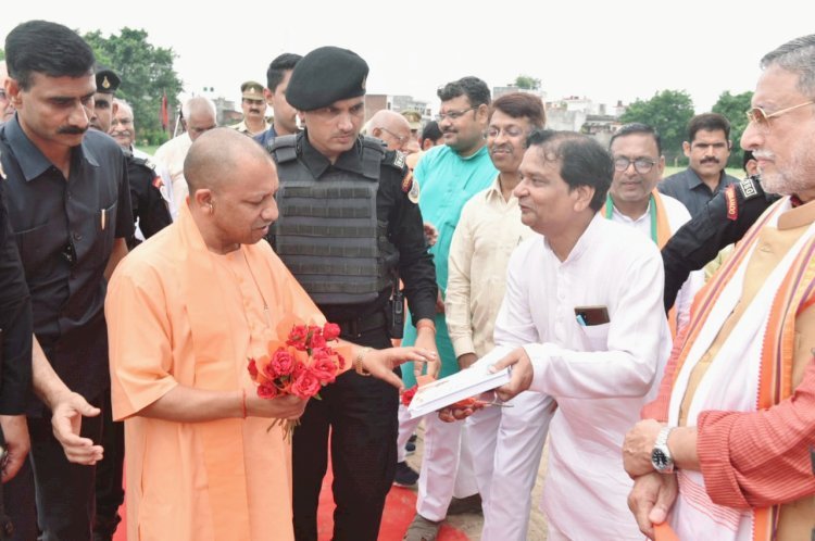 रायबरेली: सीएम योगी का प्रभात साहू महराजगंज चैयरमैन प्रतिनिधि व पूर्व जिला पंचायत सदस्य ने औपचारिक मुलाकात करते हुए भगवत गीता भेंट किया