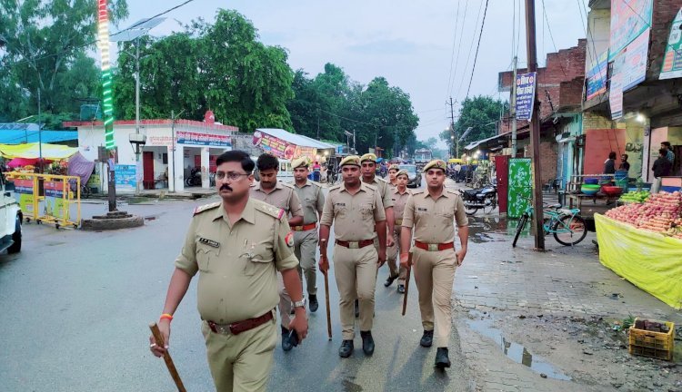 रायबरेली: महराजगंज कोतवाली प्रभारी निरीक्षक ने कस्बा, बाजारों, भीड़भाड़ वाले स्थानों पर किया पैदल गश्त, पैदल भ्रमण कर लोगों व व्यापारियों से संवाद किया