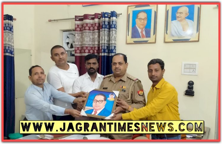 नवागंतुक कोतवाली प्रभारी निरीक्षक राजेश कुमार सिंह ने संभाली महराजगंज कोतवाली की कमान, व्यापार मण्डल ने शिष्टाचार भेंट कर किया स्वागत