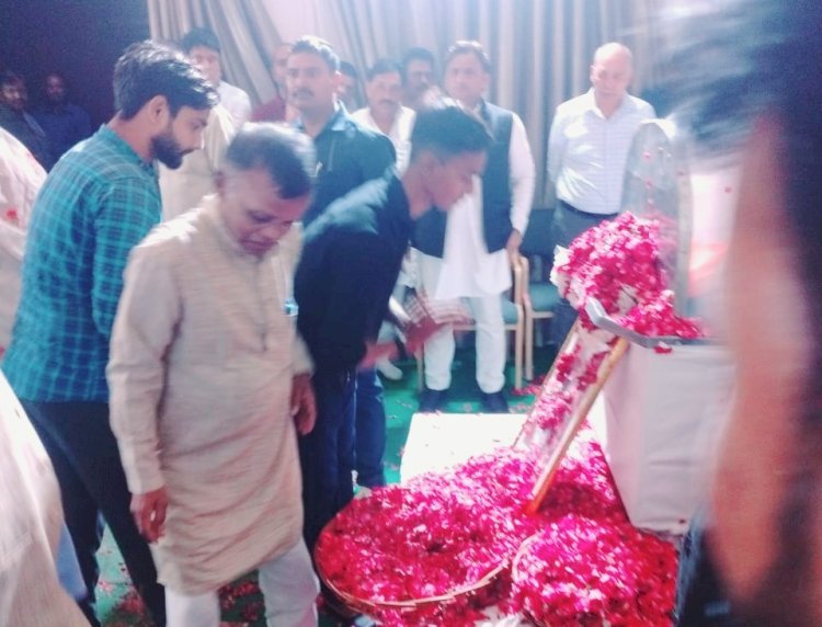 रायबरेली: सैफई पहुंचा मुलायम सिंह का पार्थिव शरीर, बछरावां विधायक श्याम सुन्दर भारतीय व सपा नेता फिरोज अहमद ने सैफई पहुंच कर दी श्रद्धांजलि