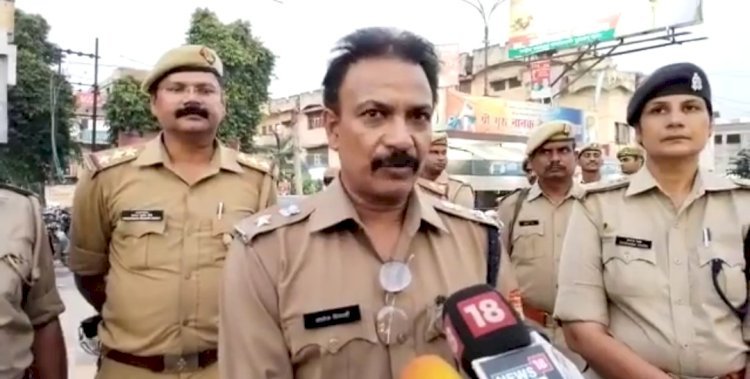 रायबरेली: अराजकता फैलानें वालों पर होगी सख्त कार्यवाही बख्शा नही जाएगा : पुलिस अधीक्षक | महराजगंज: सीओ व कोतवाली प्रभारी निरीक्षक राजेश कुमार सिंह ने पैदल गश्त कर बैरियर लगाकर संदिग्ध लोगों व वाहनों की किया चेकिंग