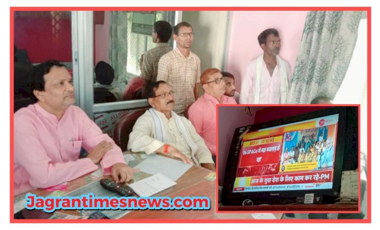 प्रधानमंत्री नरेंद्र मोदी ने रविवार को एक बार फिर 'मन की बात' कार्यक्रम के जरिये देशवासियों को किया संबोधित, कार्यक्रम को सुनते हुए पूर्व विधायक राजा राम त्यागी व प्रभात साहू...