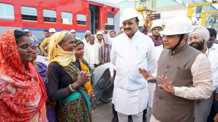 रायबरेली पहुंचे रेल मंत्री अश्विनी वैष्णव, कहा वंदे भारत ट्रेन के डिब्बे रायबरेली में बनेंगे, 150 करोड़ रुपये की लागत से आधुनिक मशीनें लगाई जाएंगी: अश्विनी वैष्णव