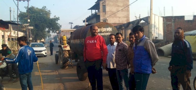 मच्छरों से बचाव के लिए नगर पंचायत महराजगंज में चलाया गया दवा छिड़काव अभियान