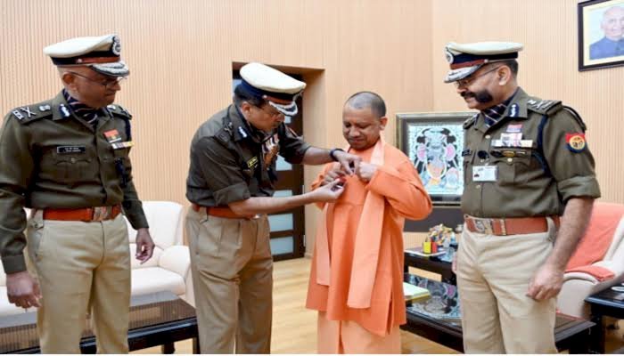 यूपी पुलिस ने मनाया पुलिस झंडा दिवस: सीएम को डीजीपी ने लगाया फ्लैग पिन | पुलिस पर हमें गर्व: सीएम योगी