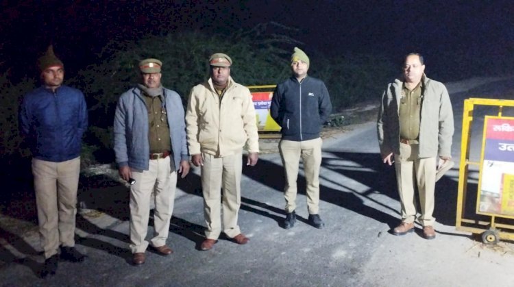 मऊ बॉर्डर पर संदिग्ध व्यक्ति व वाहनों की चेकिंग कोतवाली प्रभारी निरीक्षक ने पुलिस टीम के साथ किया