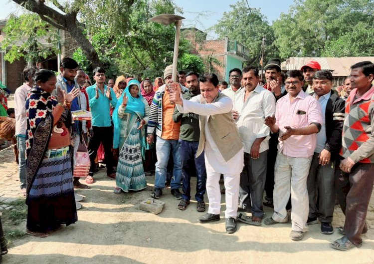 नगर पंचायत महराजगंज: विस्तारित क्षेत्र सुखई का पुरवा में इंटरलॉकिंग की सौगात, प्रभात साहू ने किया शुभारंभ, कस्बावासियों में खुशी