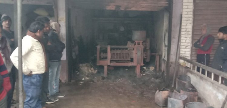 विद्युत शार्ट सर्किट से कारखाना में लगी आग, लाखों का नुकसान